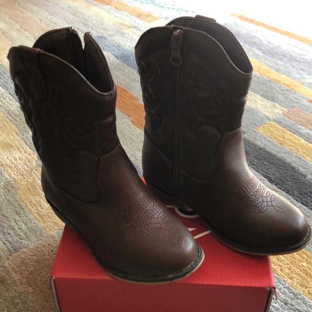 Children’s zippered boots.